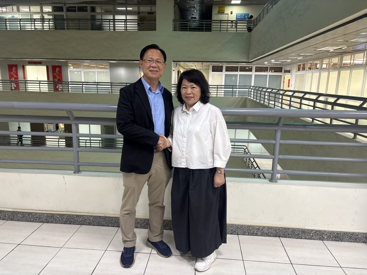 相見歡！「藍白共推」的台灣民眾黨嘉義市長參選人張啓楷今日拜會嘉義市長黃敏惠，留下「一棒接一棒」的珍貴鏡頭。(圖／民眾黨嘉義黨部)