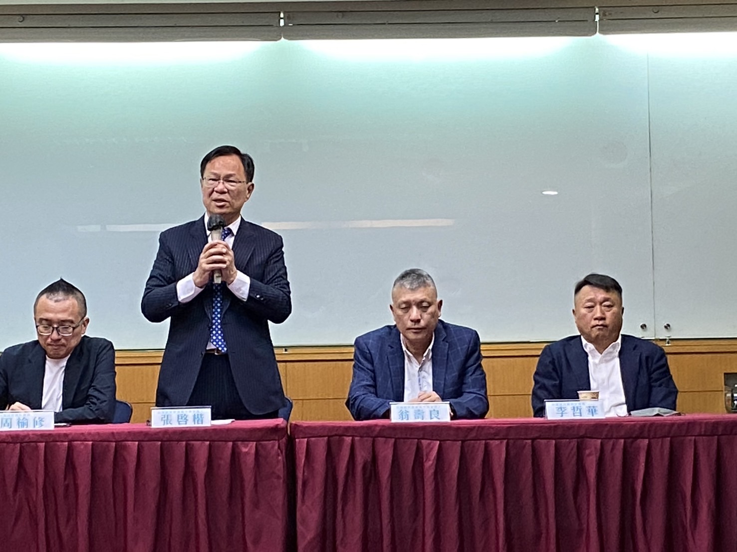 張啓楷在通過民調確定成為「藍白共推」的嘉義市長參選人發表感言時，特別推崇、感謝嘉義市長黃敏惠。(圖／民眾黨嘉義黨部)