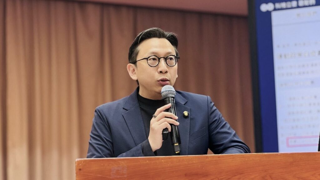 葛如鈞指出，運動部官網原本明載「運動政策白皮書」預定於去年底公布，但實際查詢時卻發現內容未如期上線。(圖／葛如鈞國會辦公室)