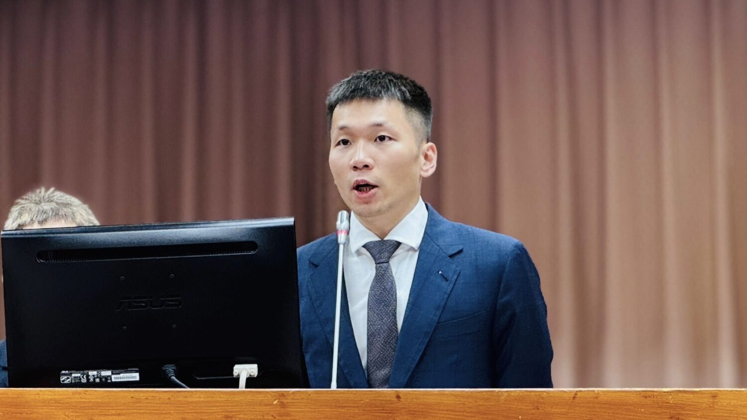 李洋坦言,「運動政策白皮書」目前內容仍在修改中。(圖/葛如鈞國會辦公室)