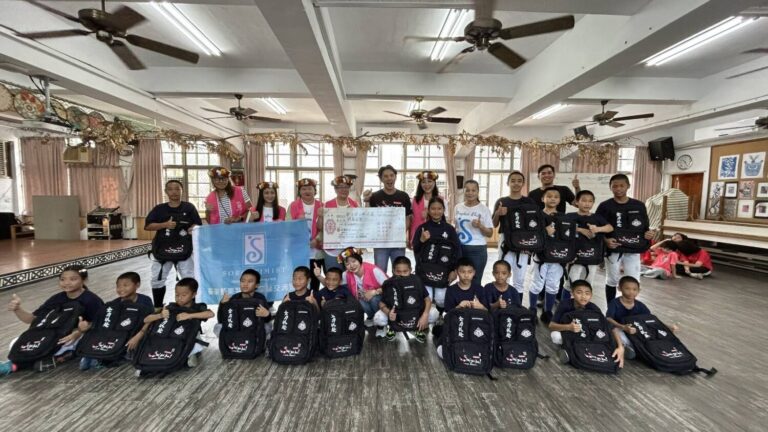 捐贈儀式,南王國小棒球隊教練及18名隊員也開心參與合影,現場洋溢歡樂與感動氣氛。(圖/黃仁國會辦公室)