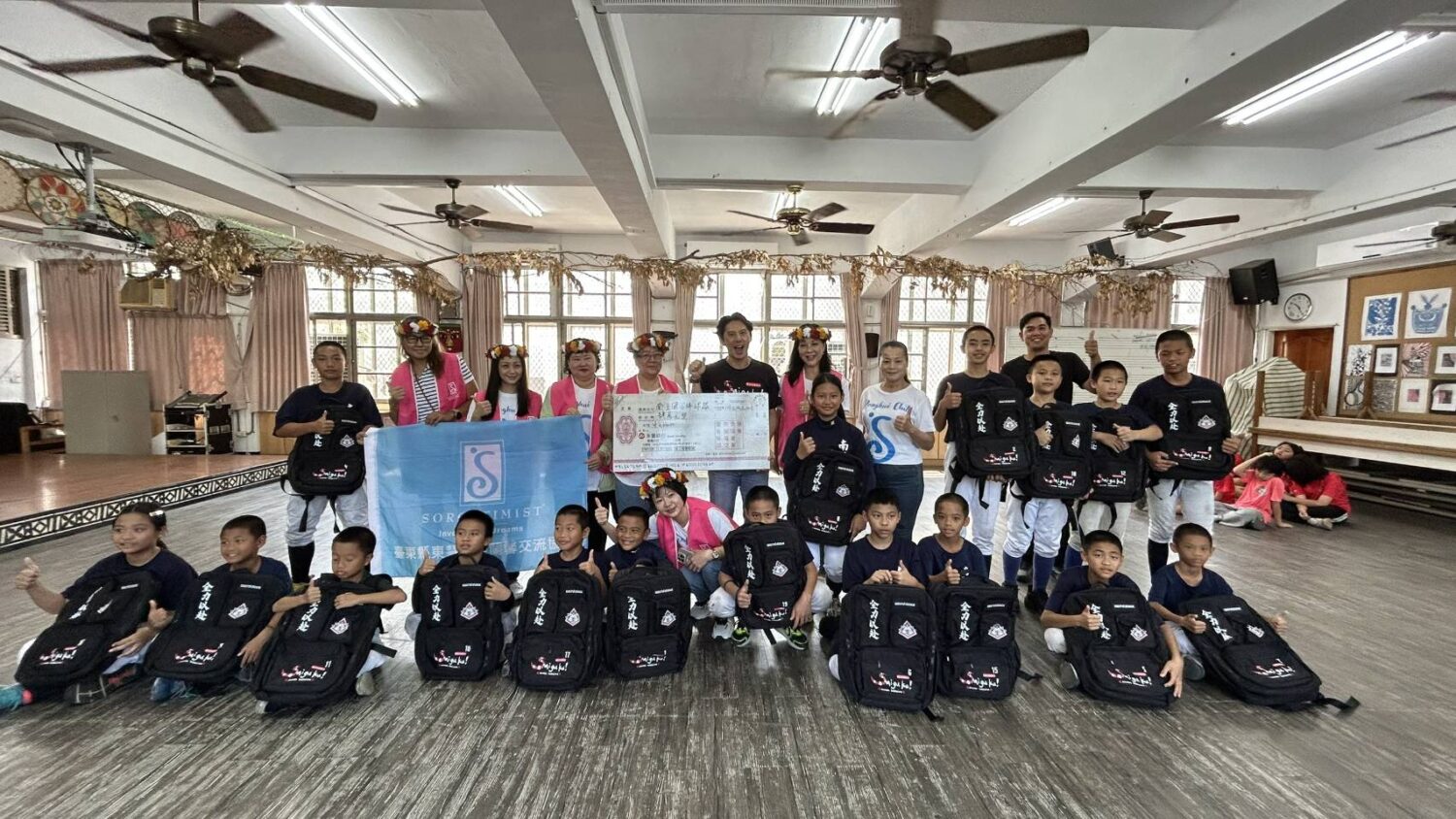 捐贈儀式，南王國小棒球隊教練及18名隊員也開心參與合影，現場洋溢歡樂與感動氣氛。(圖／黃仁國會辦公室)