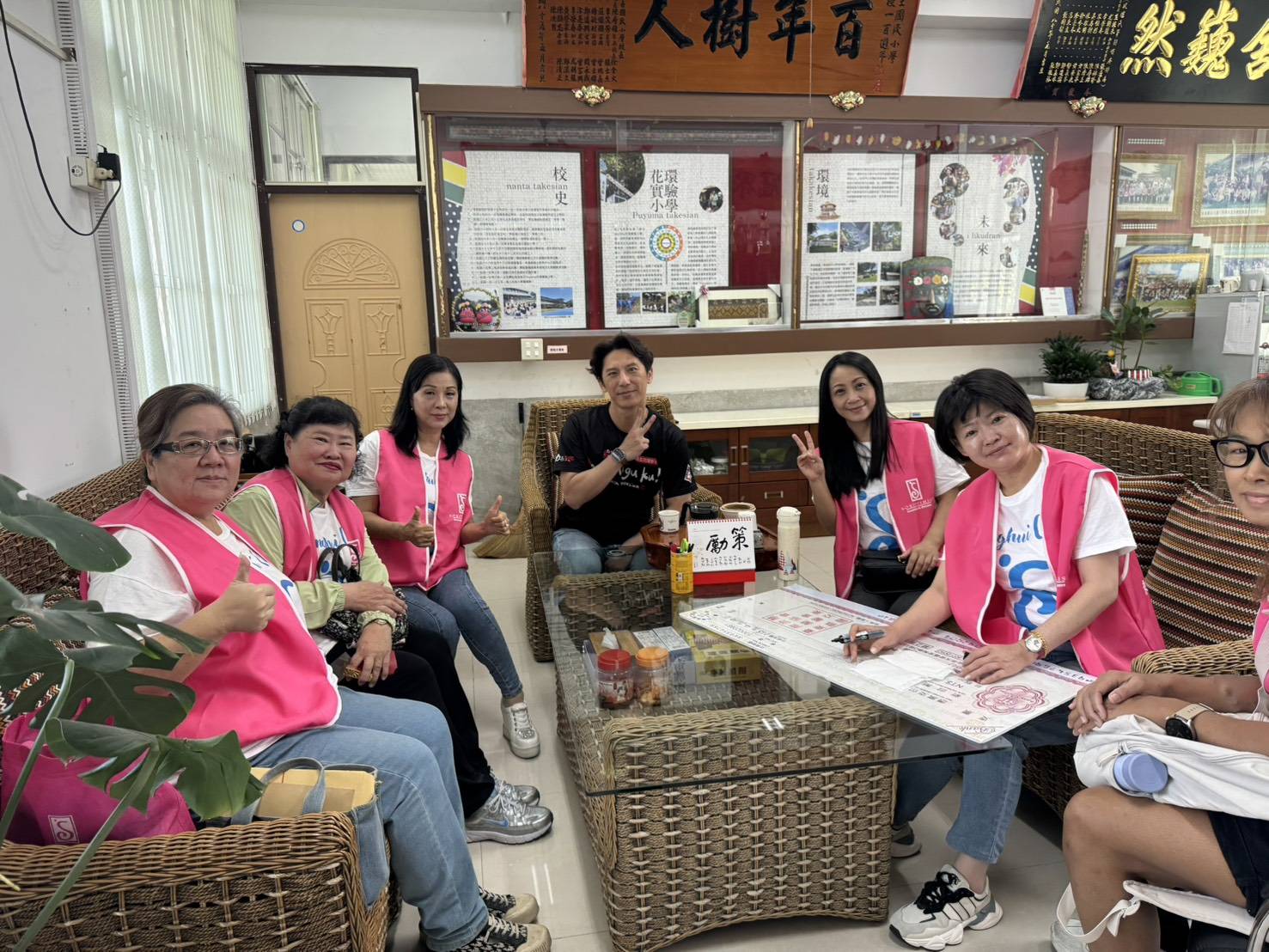 王春梅與東慧國際蘭馨交流協會會長林家莉親自將愛心資源送進學校，表達對基層棒球運動及原鄉學童教育發展的重視與關懷。(圖／黃仁國會辦公室)