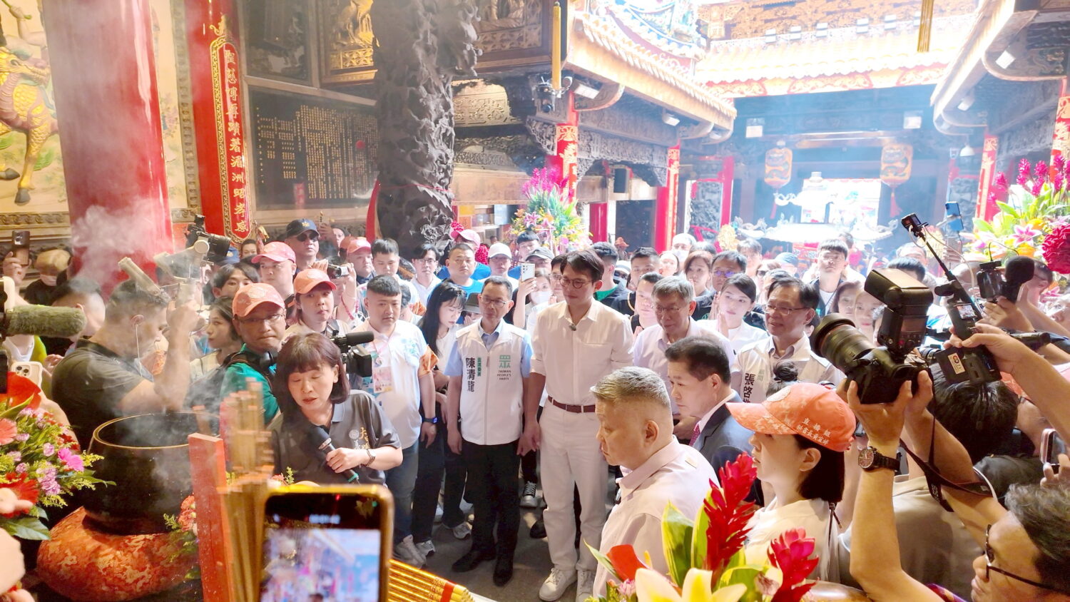 大甲鎮瀾宮媽祖遶境起駕前，嘉義市長參選人張啓楷北上陪同民眾黨前主席柯文哲、主席黃國昌等人赴鎮瀾宮參香祈福。(圖／民眾黨嘉義黨部)