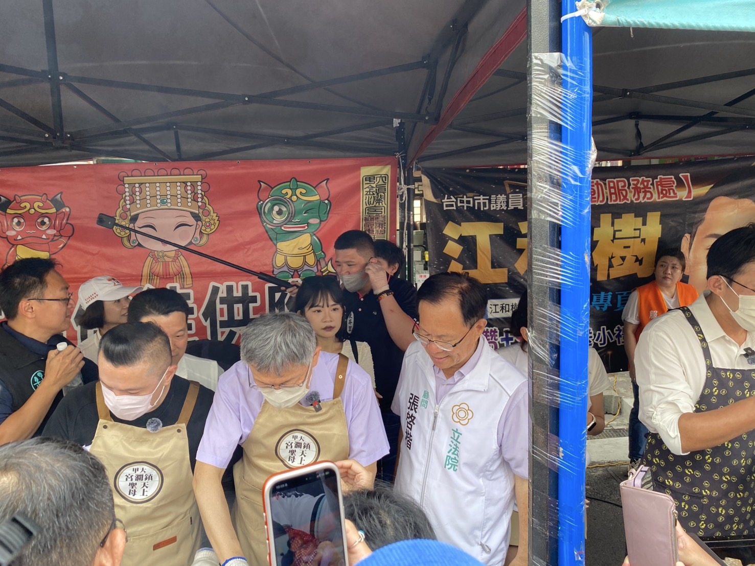 依循媽祖遶境傳統，張啓楷(右1)陪同柯文哲(中)、台中市議員江和樹(左)親自下廚煎芋頭粿供過往香客食用，造成現場排隊瘋搶。(圖／民眾黨嘉義黨部)