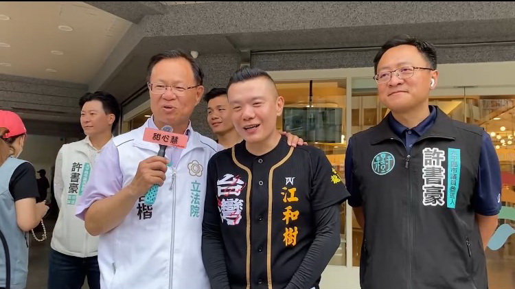 張啓楷表示，將持續爭取深化藍白合作機制，並邀請信眾遶境之餘也能到嘉義市走走。右為台中市議員江和樹及台中市議員參選人許書豪。(圖／民眾黨嘉義黨部) 