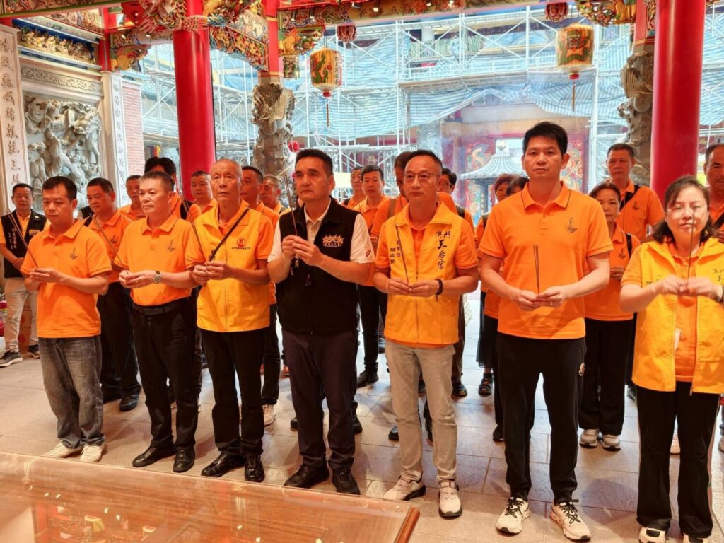 王經綻全程親自陪同「澳門媽祖文化團」成員們參訪浩天宮，並向大庄媽參拜祈福。(圖／浩天宮)