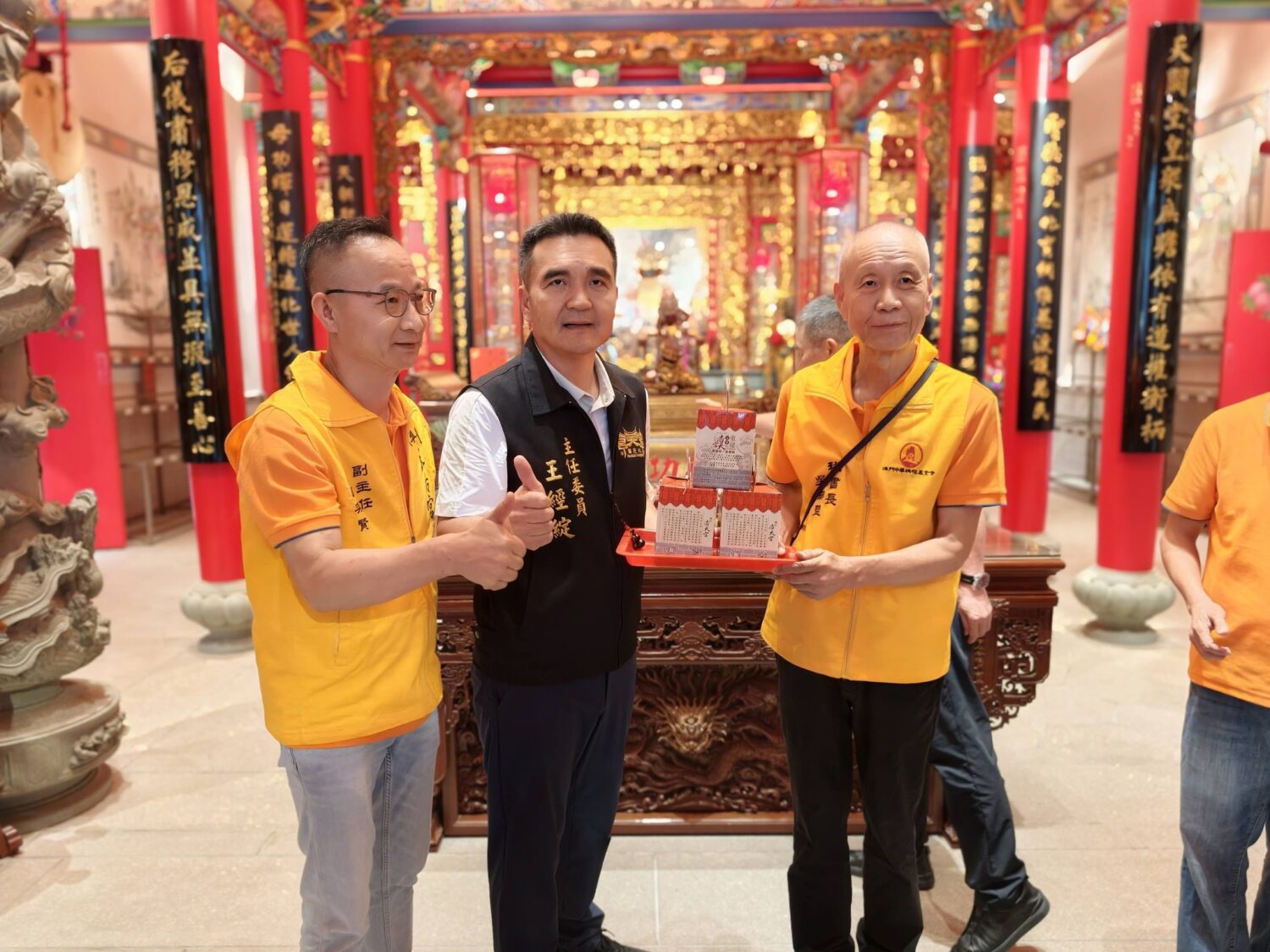 王經綻代表致贈「澳門媽祖文化團」貴賓浩天宮重建委員會伴手禮。(圖／浩天宮)