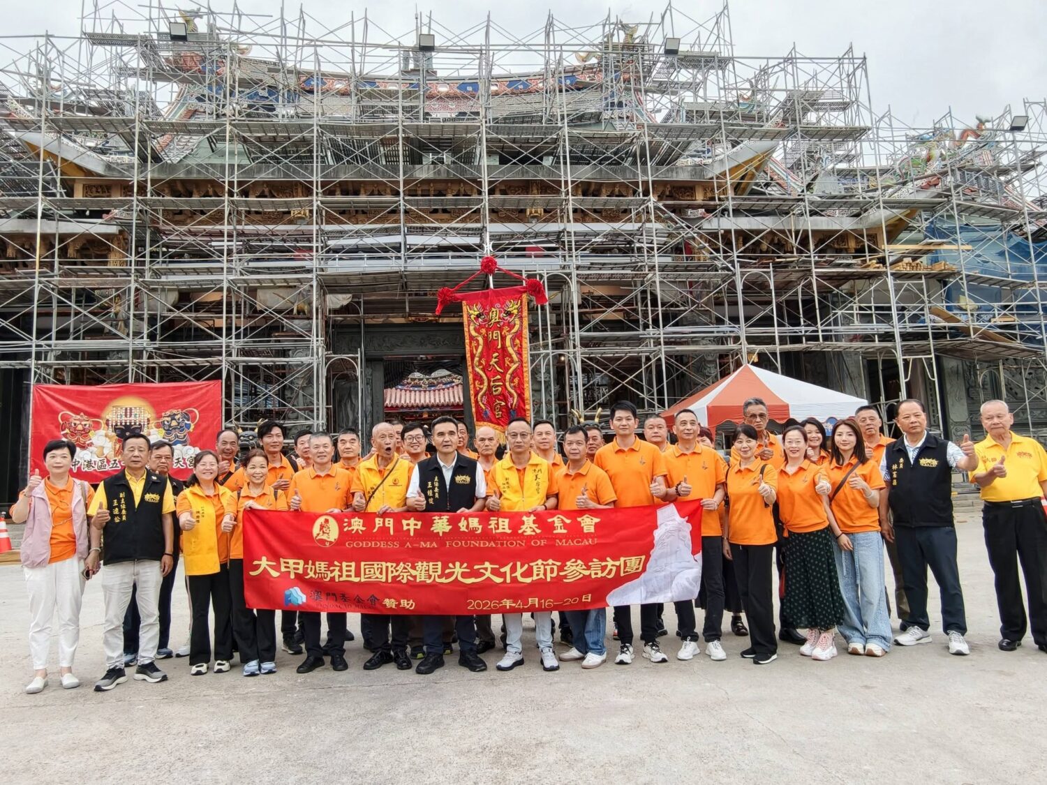 王經綻主委陪同「澳門媽祖文化團」成員在目前修建中的浩天宮前合影。(圖／浩天宮)
