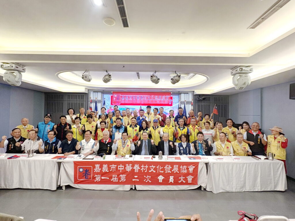 嘉義市眷村文化發展協會會員大會，總會理事長趙怡、國民黨副主席季麟連及前陸軍總司令陳鎮湘上將等超重量級大咖出席力挺藍白合共推的嘉義市長參選人張啓楷。(圖／民眾黨嘉義黨部)