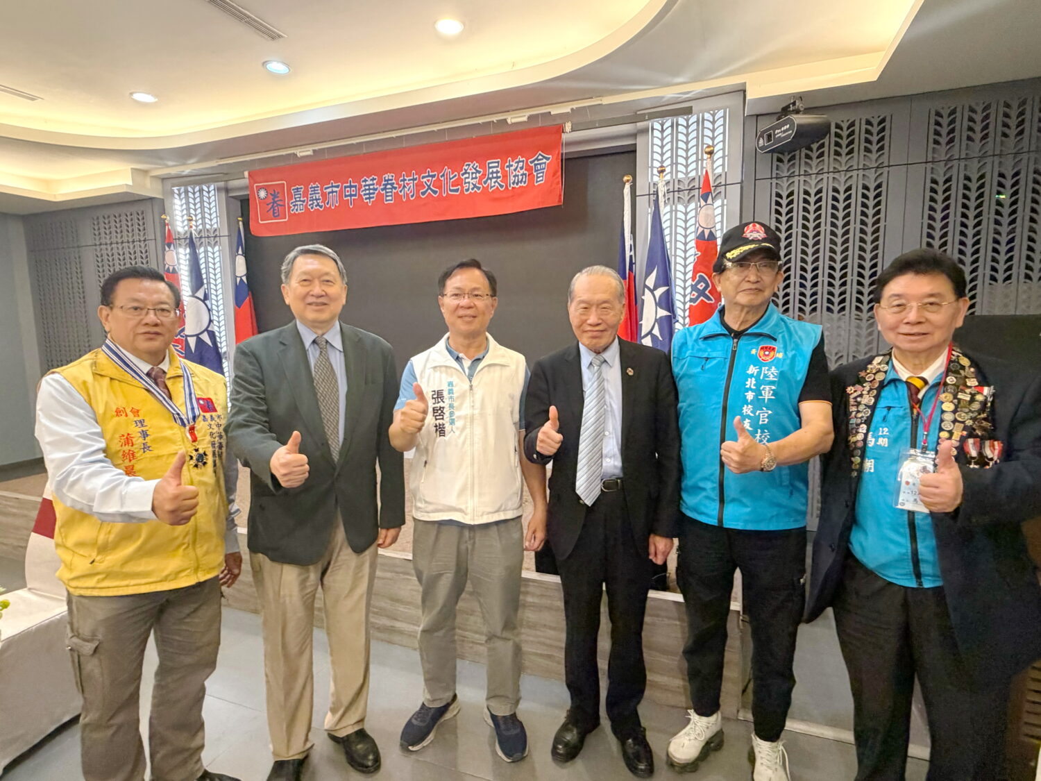 前陸軍總司令陳鎮湘上將(左3)現身代表軍方退休系統力挺藍白合共推的嘉義市長參選人張啓楷。(圖／民眾黨嘉義黨部)