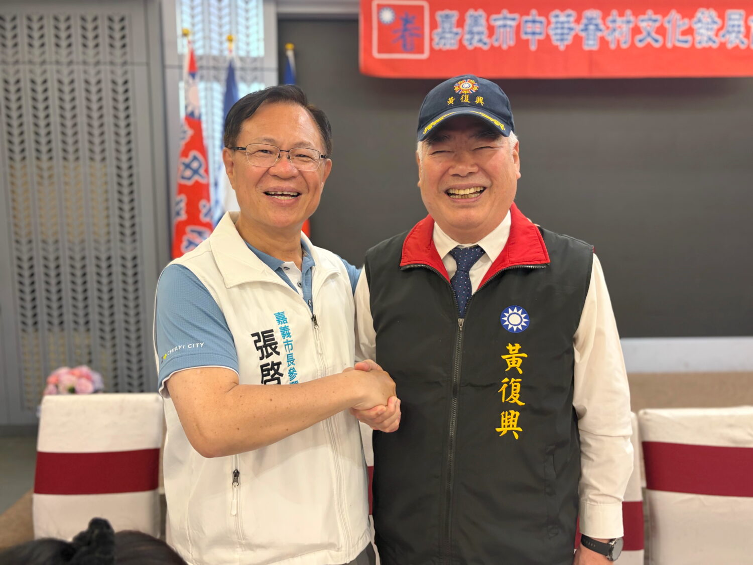 季麟連致詞時多次強調張啓楷與眷村淵源深厚，大家是一家人，是值得支持的人選。(圖／民眾黨嘉義黨部)