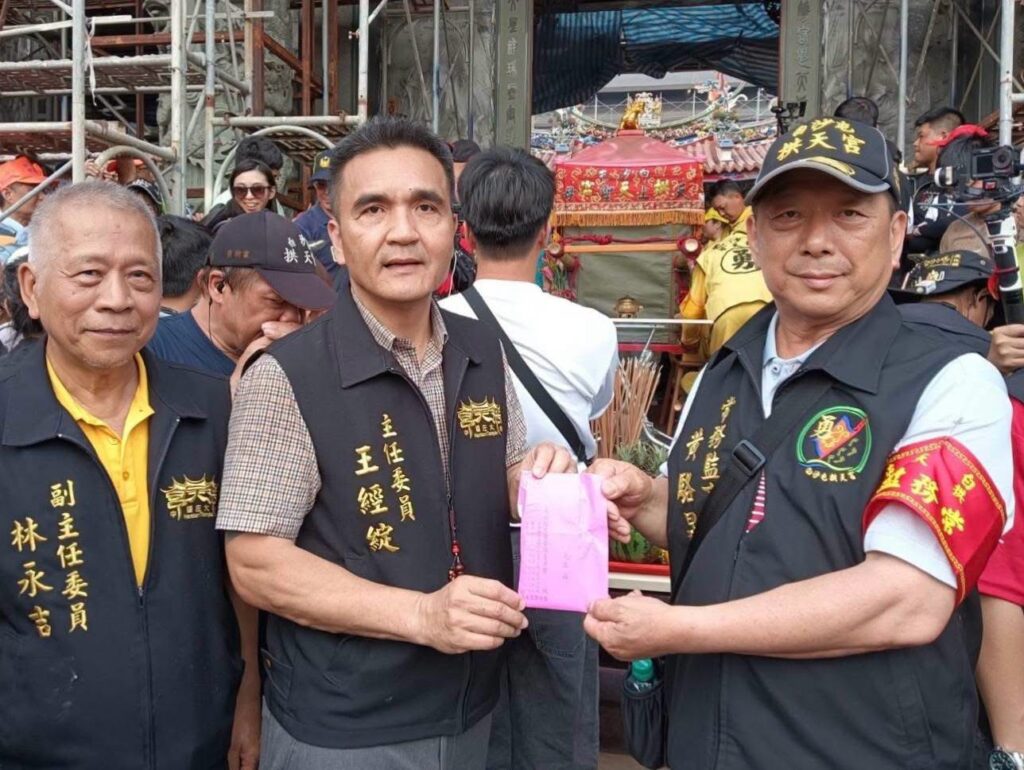浩天宮管理委員會主委王經綻率領人員喜迎白沙屯媽祖廟方人員。(圖／浩天宮)