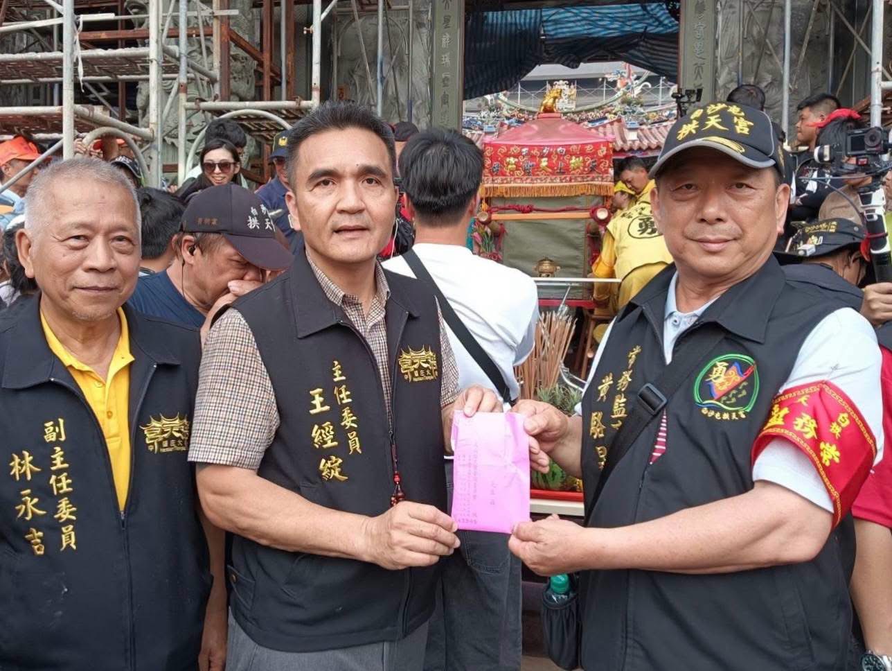 浩天宮管理委員會主委王經綻率領人員喜迎白沙屯媽祖廟方人員。(圖／浩天宮)