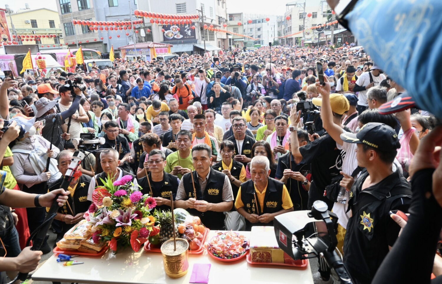罕見的「雙媽會」盛況，王經綻率領浩天宮人員及信眾持香祭拜。(圖／浩天宮)