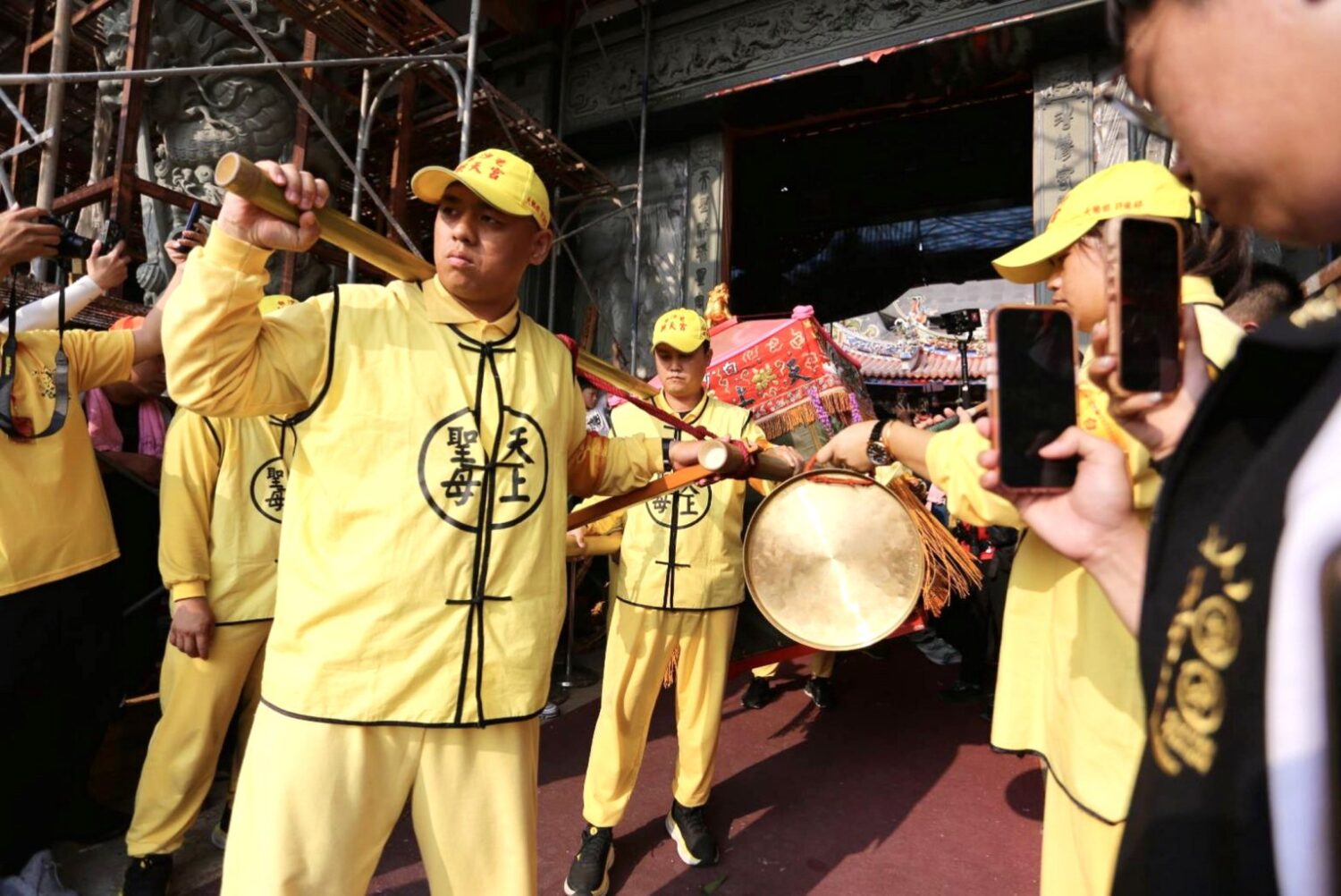 「粉紅超跑」鑾轎傍晚首度衝進擁有303年歷史的台中市梧棲區大庄浩天宮停駕。(圖／浩天宮)