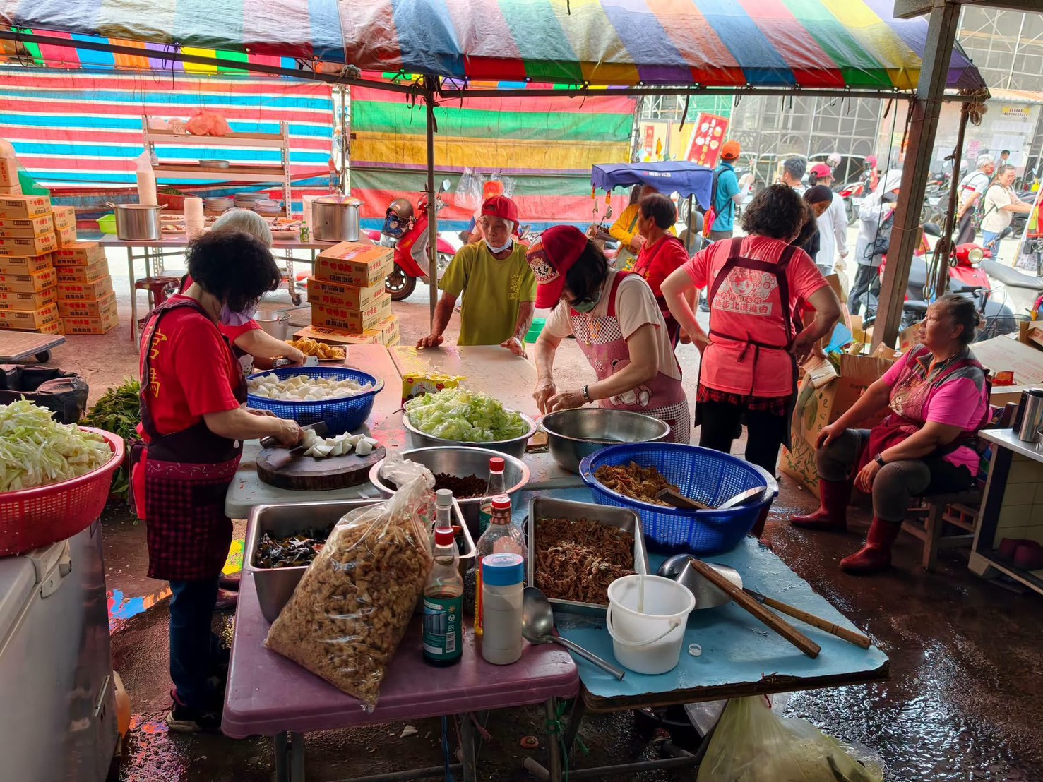 喜迎「粉紅超跑」鑾轎引來的大量香客，浩天宮廟方義工忙得不亦樂乎。(圖／浩天宮)
