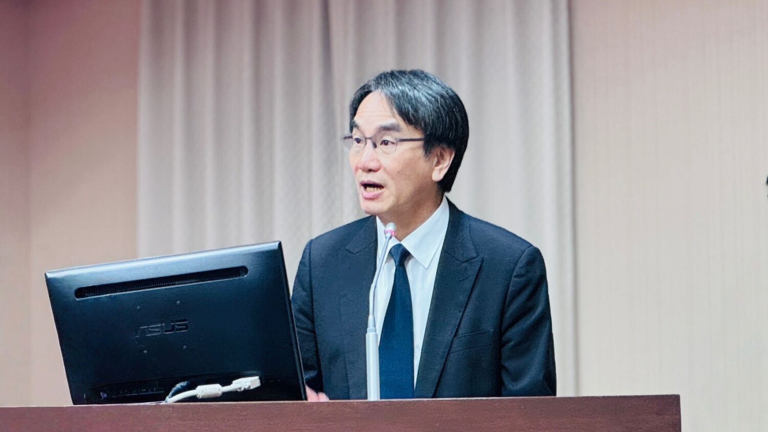 數位發展部長林宜敬表示，若立委當場反映，相關單位可立即協助處理。(圖／葛如鈞國會辦公室)