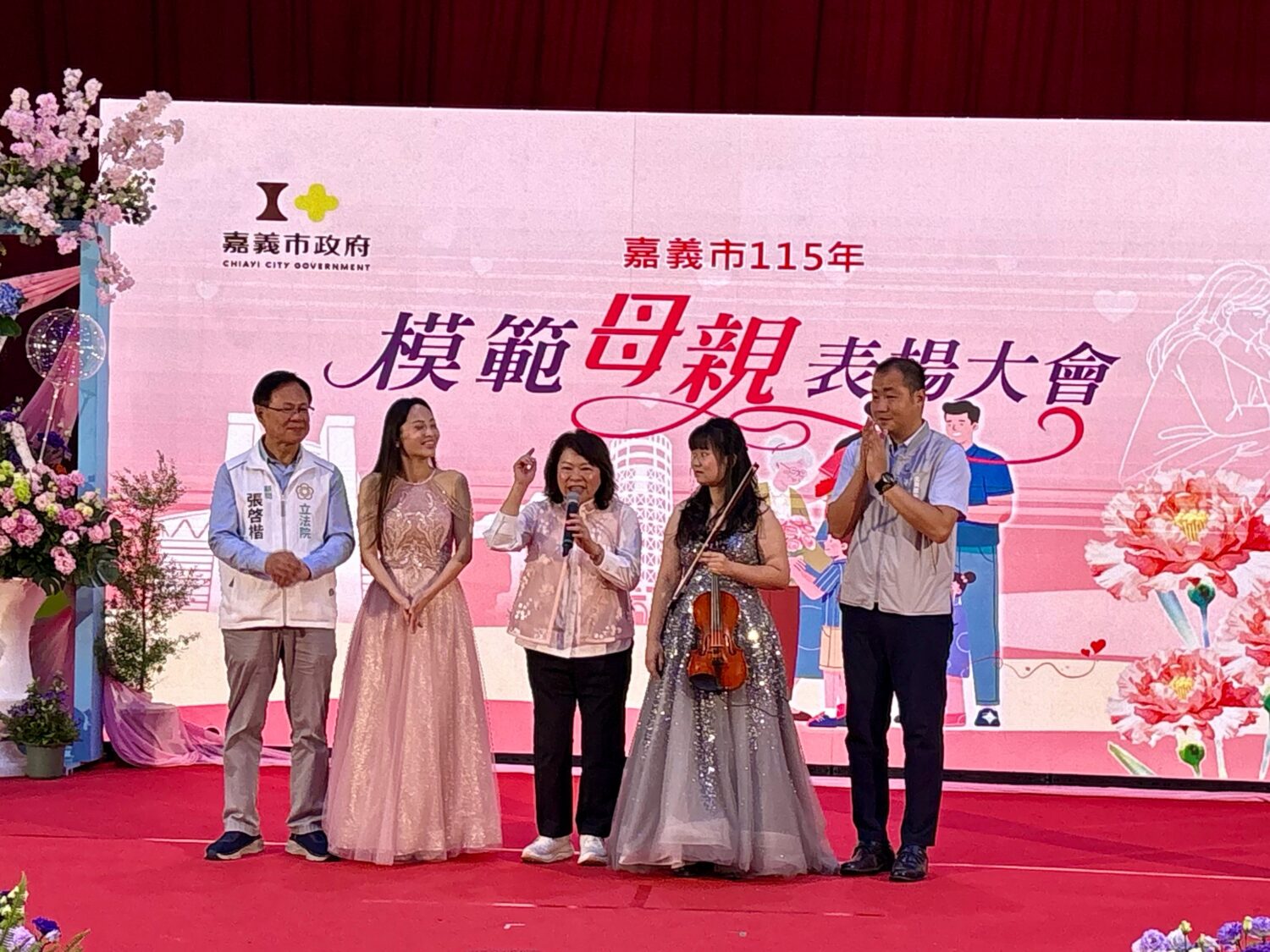 嘉義市長黃敏惠(中)邀約張啟楷(左1)共同出席上午在北興國中舉辦的「115年模範母親表揚大會」，公開表揚各界推薦之模範母親代表。(圖／民眾黨嘉義黨部)