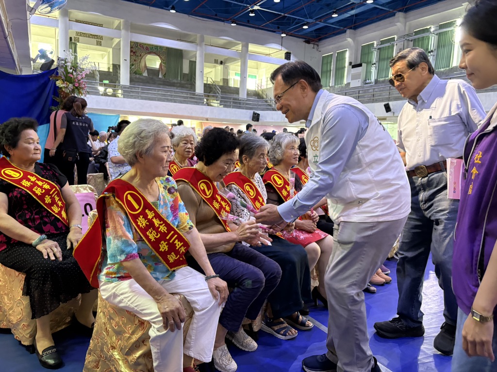 藍白共推推嘉義市長參選人張啓楷送上康乃馨向獲表揚模範母親致敬。(圖／民眾黨嘉義黨部)