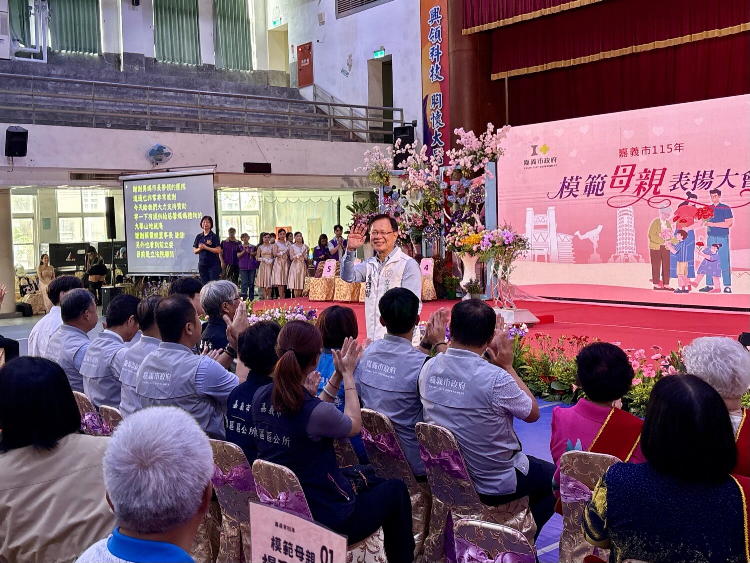 藍白共推推嘉義市長參選人張啓楷現身致意，獲得在場嘉義市政府員工熱烈掌聲回應。(圖／民眾黨嘉義黨部)