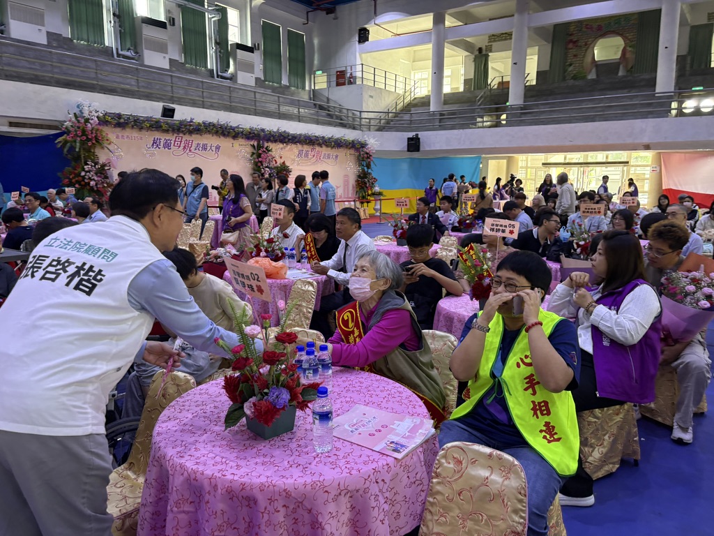 藍白共推推嘉義市長參選人張啓楷逐一送上康乃馨向獲表揚模範母親致敬。(圖／民眾黨嘉義黨部)