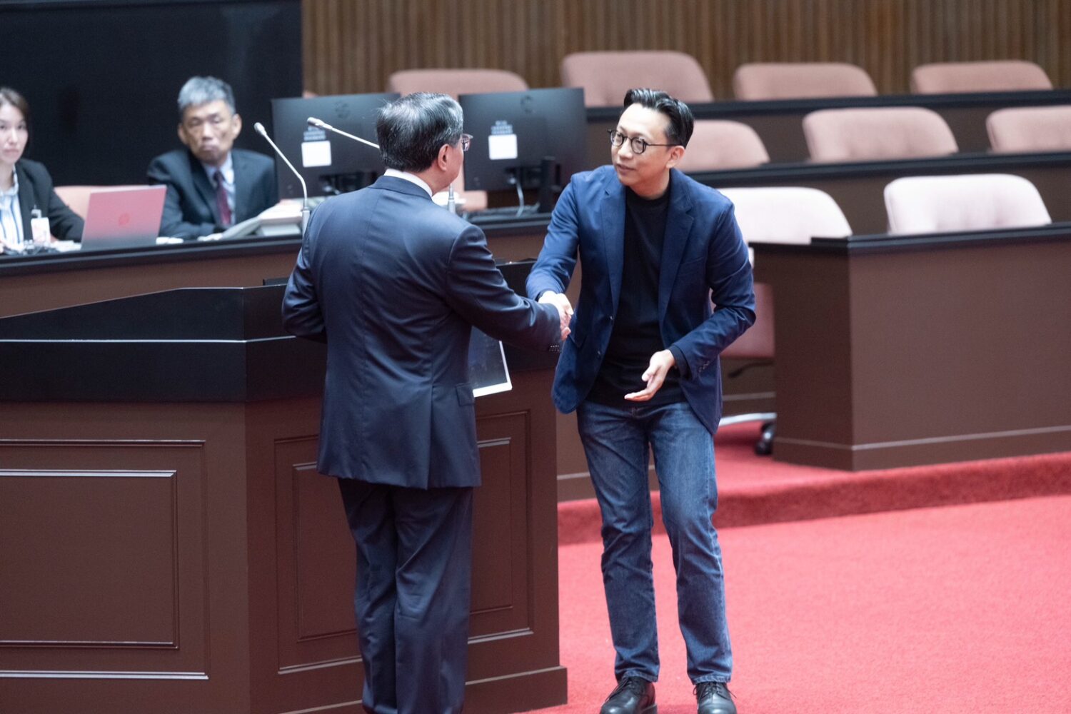 葛如鈞結束發言，卓榮泰主動上前致意，雙方互動良好。(圖／葛如鈞國會辦公室)