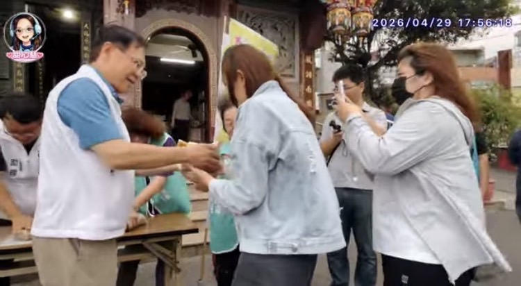 「幸福『薯』於你」活動，張啓楷現場親自分送來自雲林的本土優質馬鈴薯。(圖／民眾黨嘉義黨部)