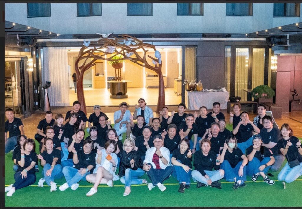 昇捷建設與千塘行旅藝術飯店團隊合影，展現攜手推動ESG永續發展的凝聚力。(圖／昇捷建設 提供）