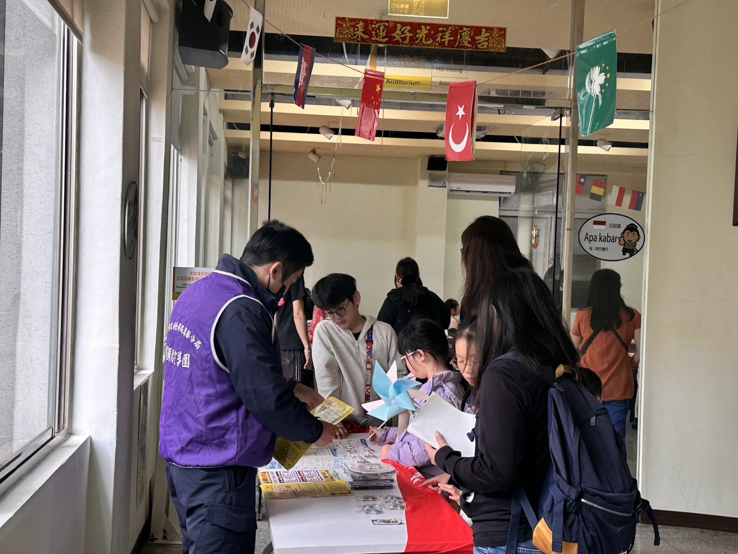 現場氣氛熱絡和諧,展現警方親民、貼近社區的一面。(圖/記者 趙靜姸翻攝)