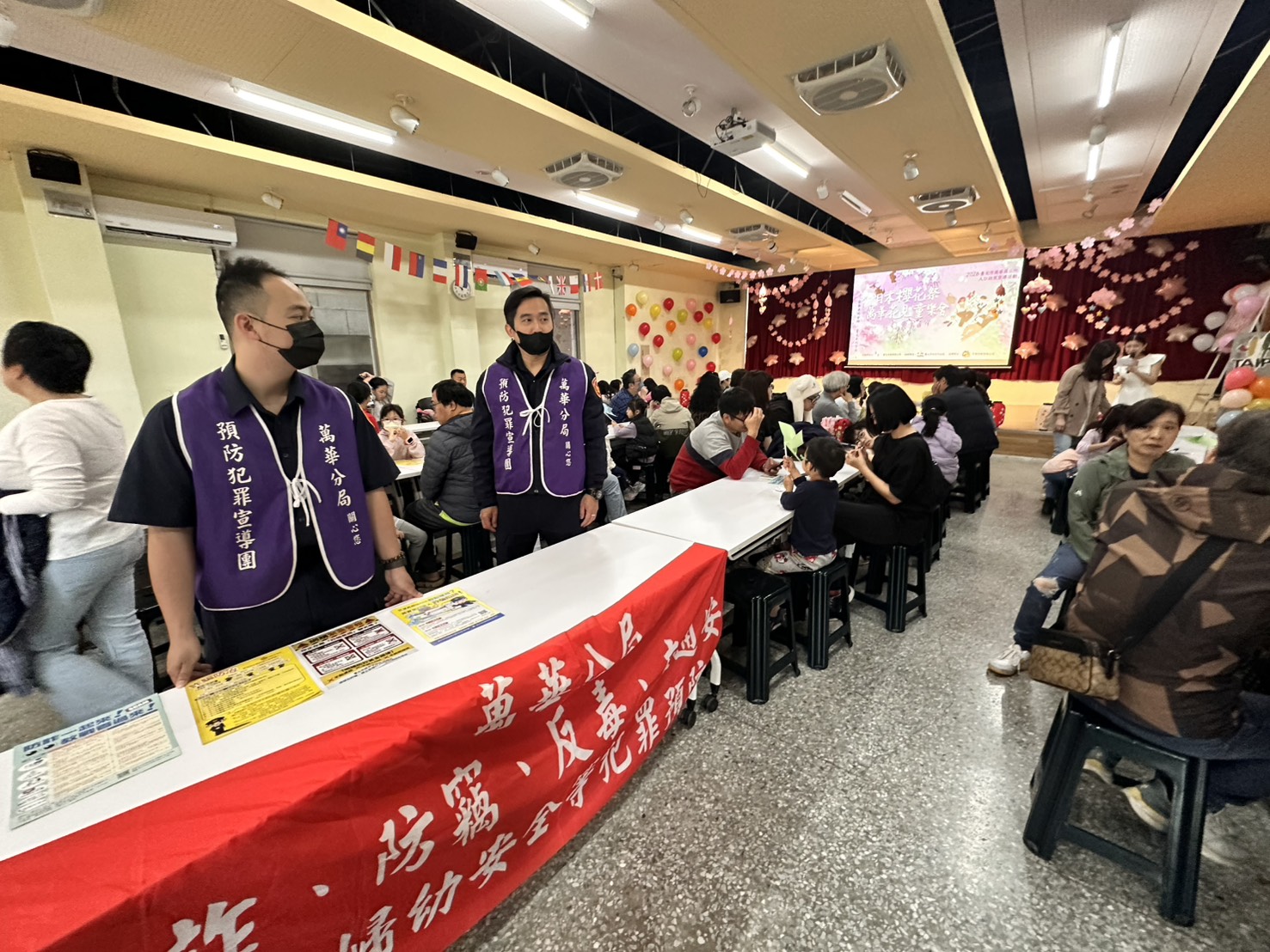 活動現場員警以生動活潑的方式與現場民眾互動,引導孩童與家長認識防詐。(圖/記者 趙靜姸翻攝)