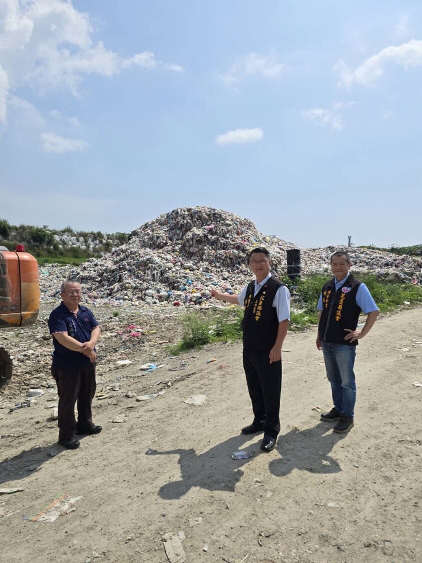 花蓮縣吉安鄉光華村村長石福春（左）陪同林源富議員（中）與縣議會機要秘書林裕彥（右）在垃圾掩埋場會勘。 （圖／記者 趙靜姸翻攝）