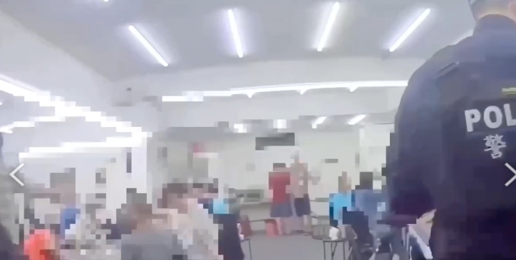 萬華警方持搜索票控制現場。（圖／記者 趙靜姸翻攝）