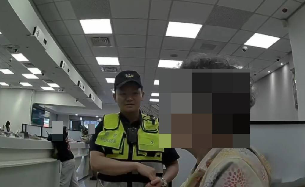 員警積極解釋說明，攔阻詐騙成功。(圖／記者戴昱弘 翻攝）