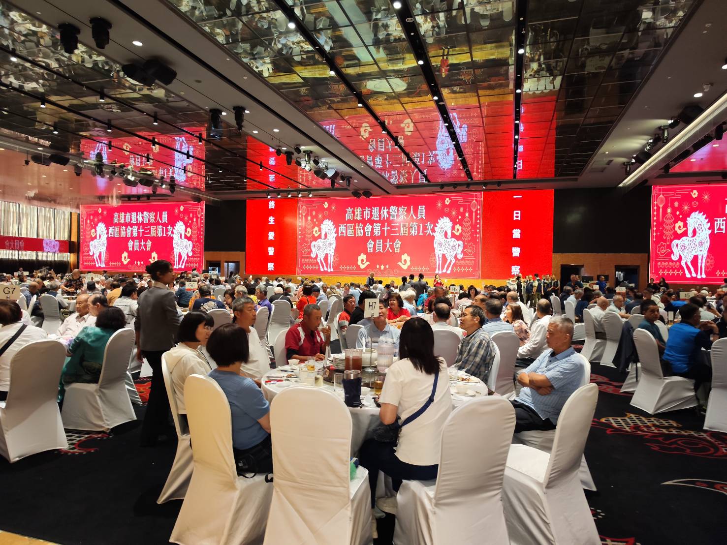 高雄市西區退警協會昨（16日）盛大舉行第13屆第一次會員代表大會，場面壯觀且氣氛熱烈，充分展現退警同仁之間強大的向心力。（圖／記者 趙靜姸翻攝）