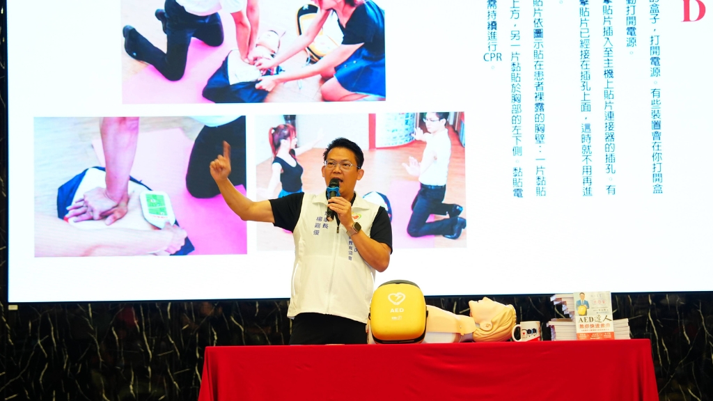 楊嘉俊理事長現場示範AED操作流程與CPR急救技巧，讓學員在關鍵時刻敢用、會用，把握黃金4分鐘救命時機。（圖／社團法人台灣AED推廣教育協會提供）