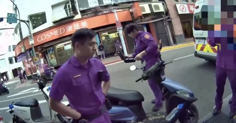 萬華分局公佈事發當天救護人員到場檢測評估影像。（圖／記者 趙靜姸翻攝）