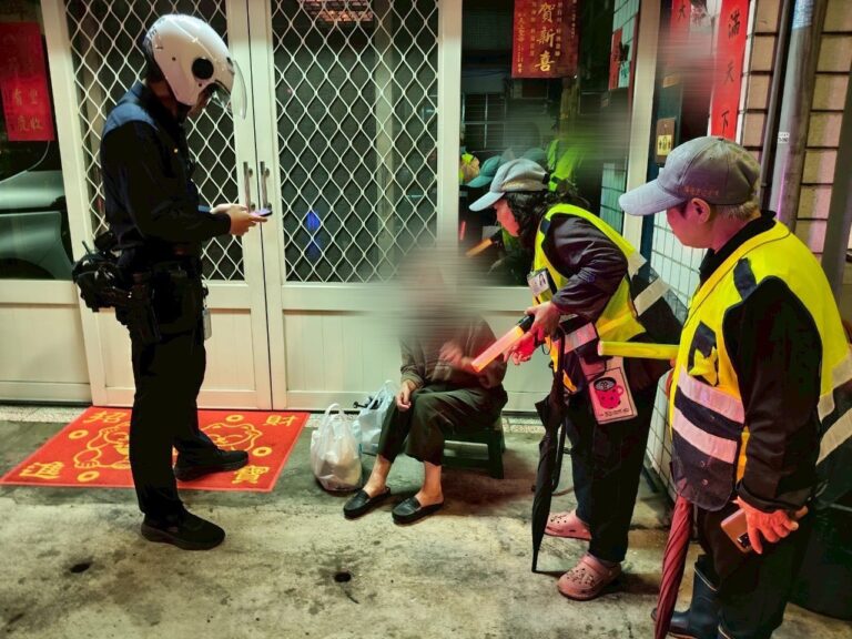 西園路派出所員警協同錦德里巡守隊協助婦人。（圖／記者 趙靜姸翻攝）