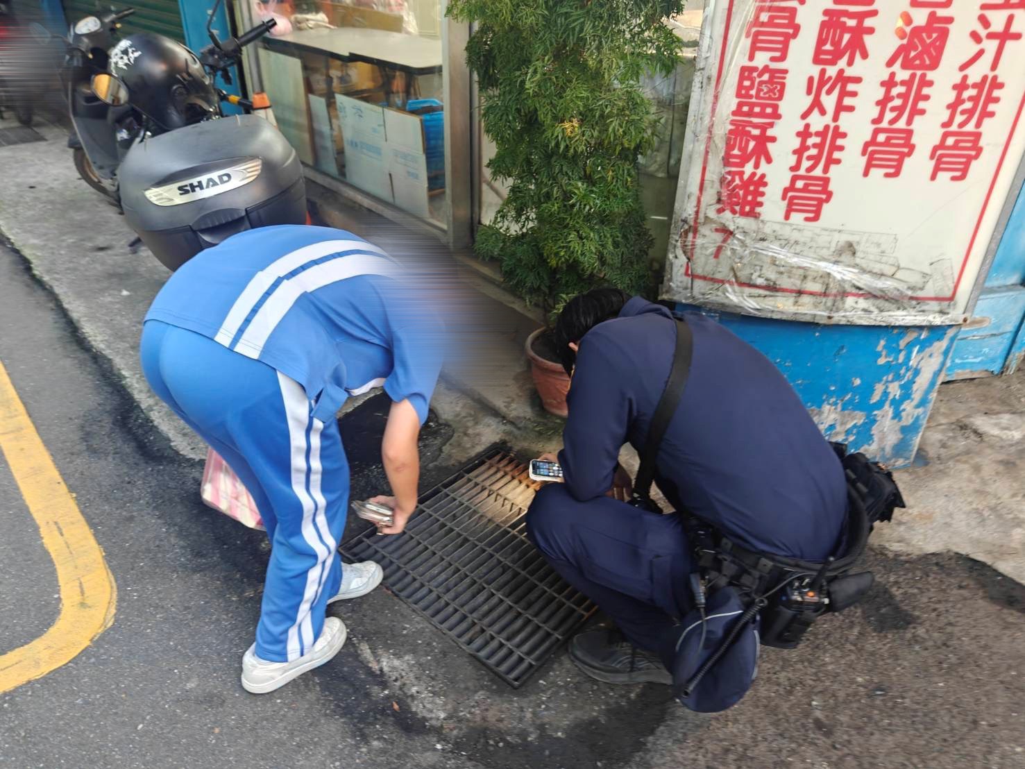 萬華分局西園路派出所員警承智協助取回悠遊卡。（圖／記者 趙靜姸翻攝）