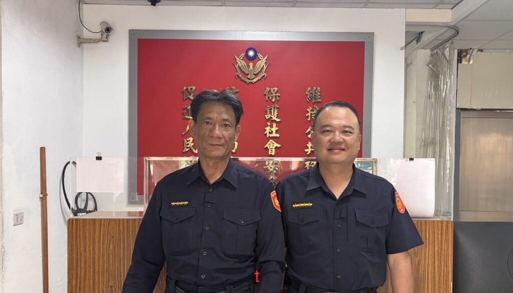 萬華分局莒光派出所副所長蔡永基（左）、巡佐徐宏奇（右）。（圖／記者 趙靜姸翻攝）