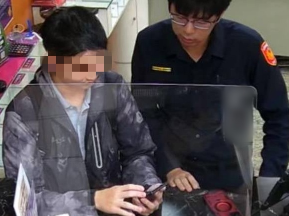 中壢分局交通組昨（26）日接獲通報，一名30歲黃男疑遭詐欲提領臺幣200萬元鉅款，所幸在員警朱宸衛　　　（右）耐心溝通下，最終成功攔阻。（記者翻攝）