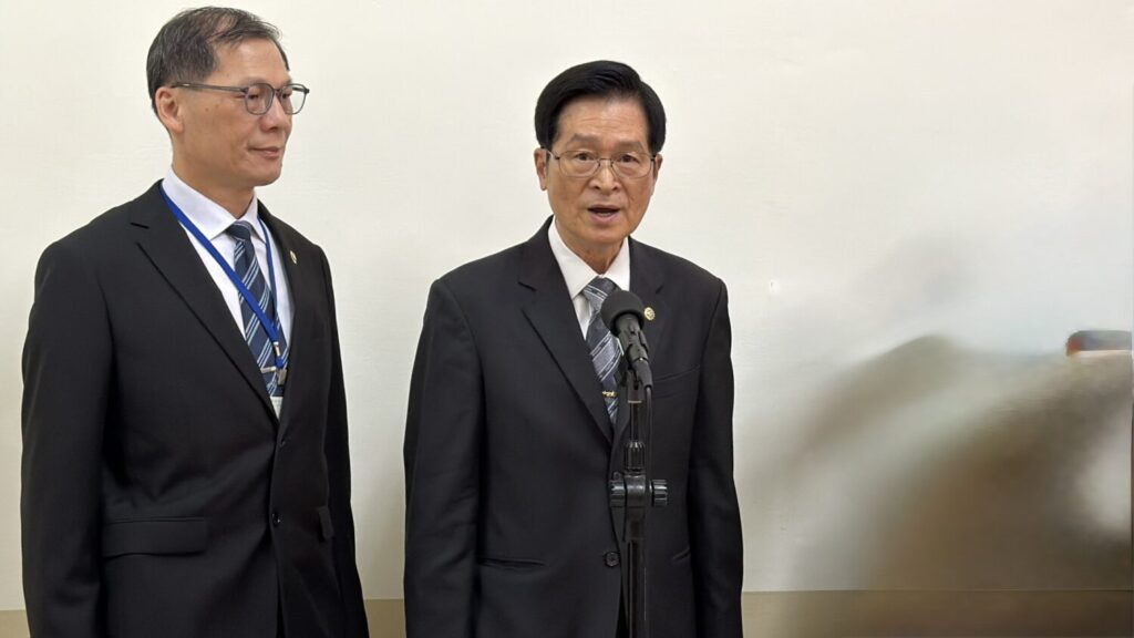 (左二)國軍退除役官兵輔導委員會主任委員嚴德發受邀到立法院外交及國防委員會報告業務概況，並備質詢。(圖/司徒 攝）