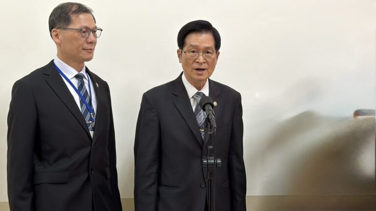 (左二)國軍退除役官兵輔導委員會主任委員嚴德發受邀到立法院外交及國防委員會報告業務概況，並備質詢。(圖/司徒 攝）