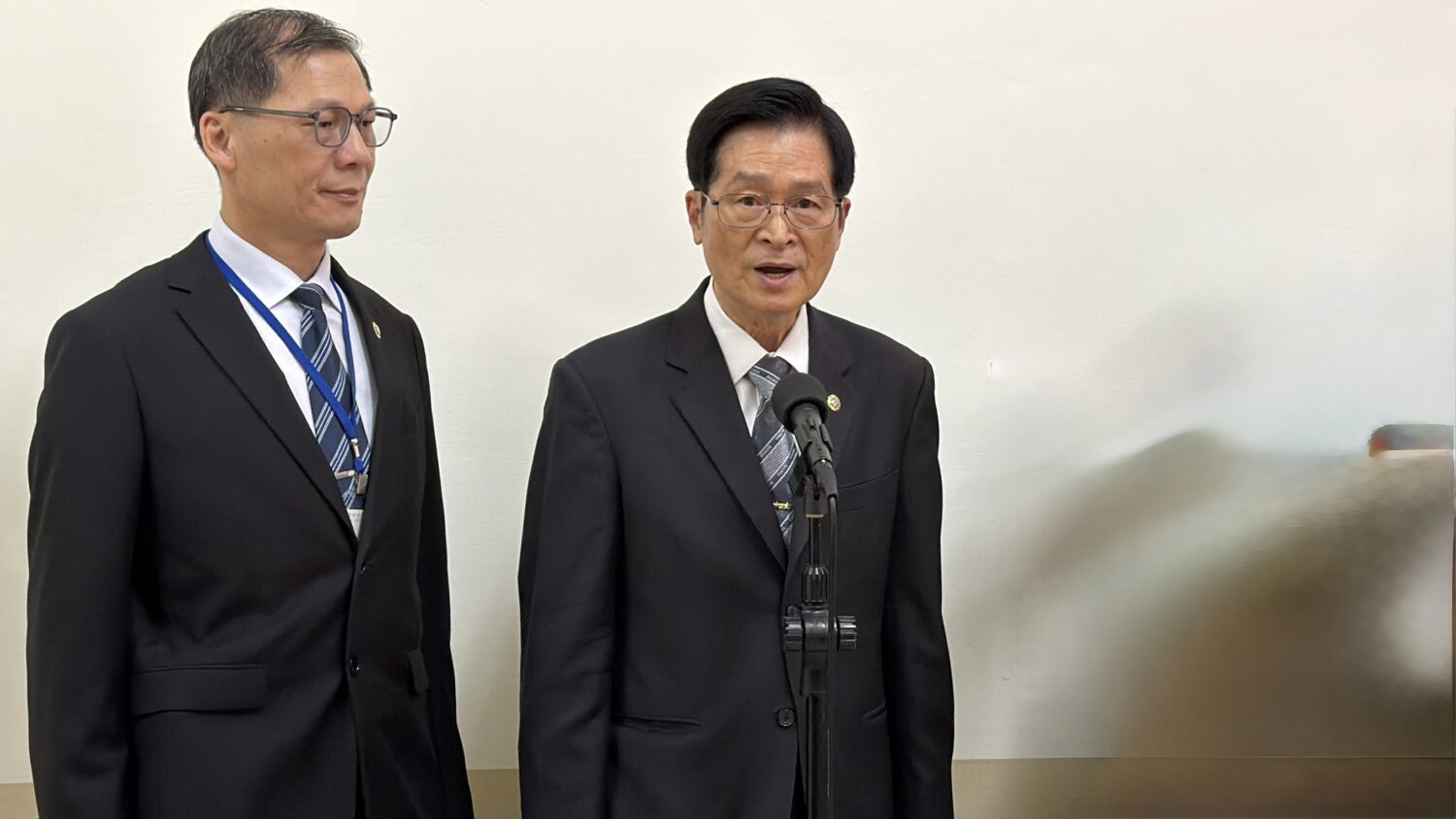 (左二)國軍退除役官兵輔導委員會主任委員嚴德發受邀到立法院外交及國防委員會報告業務概況,並備質詢。(圖/司徒 攝)