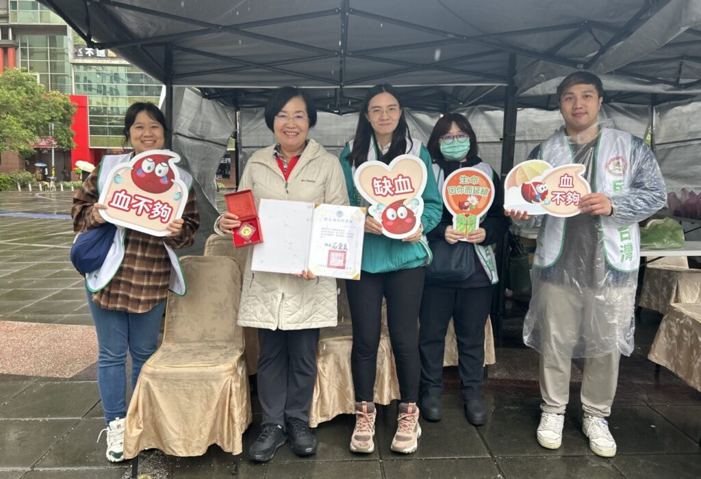 民進黨桃園市黨部聯手桃園市志工發展協會，今（30）日在中壢銀河廣場前舉辦公益捐血活動。民進黨桃園市黨部主任委員黃傅淑香（左2）表示，希望能帶來拋磚引玉的效果，讓更多人能加入捐血行列。（記者陳世軒攝）