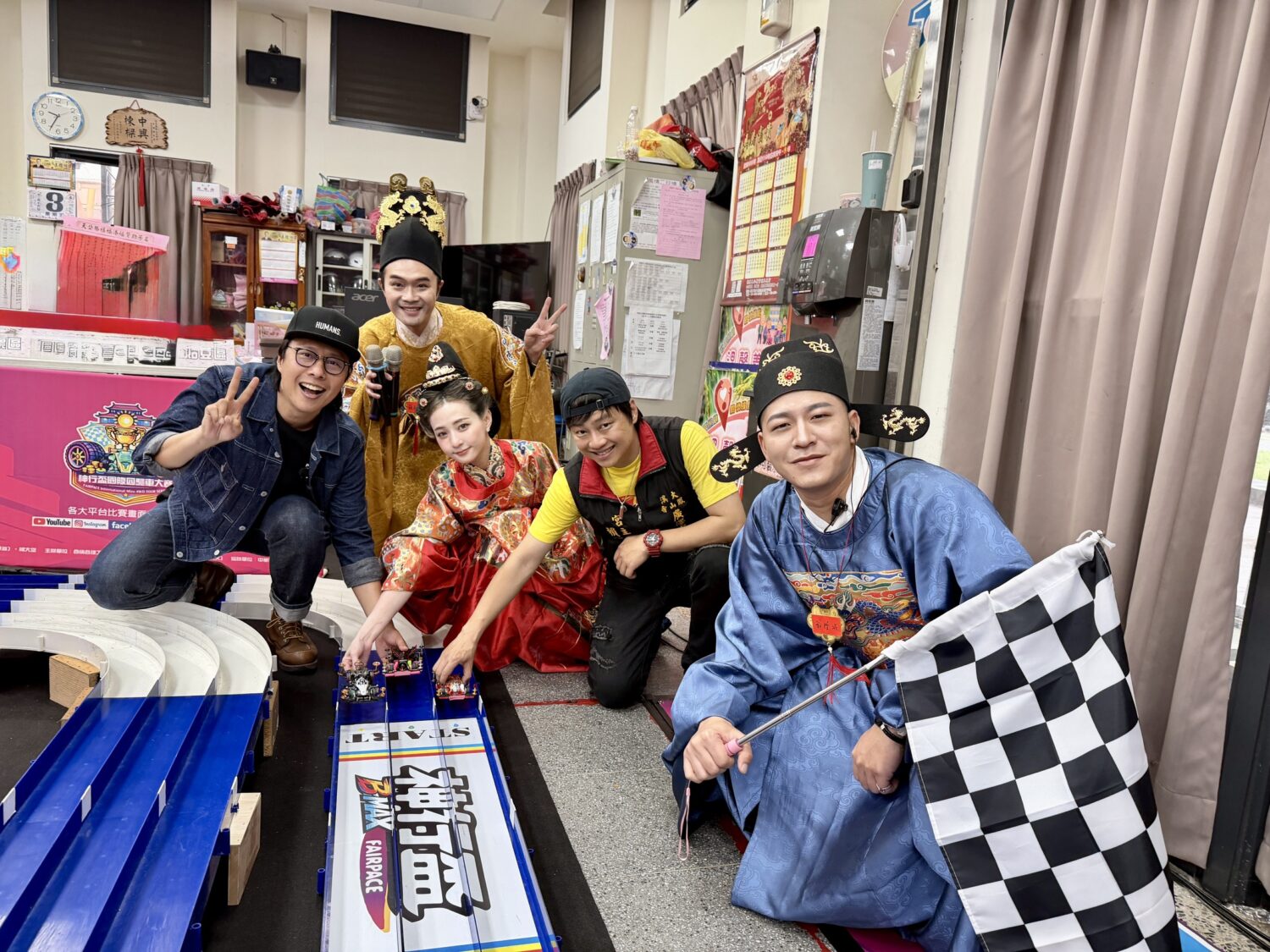 第二屆「神行盃廣澤宮B-Max四驅車挑戰賽」圓滿落幕!(由左至右)港仔台爸張啟樂、柯大堡、本本江佑真、賴銘偉、草爺一起開心尬車!(圖/神行盃 提供)