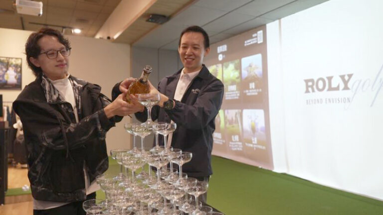 ROLY GOLF 開幕現場，創辦人（右）余翰成（Hason)和團隊揭開序幕，象徵品牌正式跨足室內高爾夫場域經營。(圖/ROLY GOLF 提供)