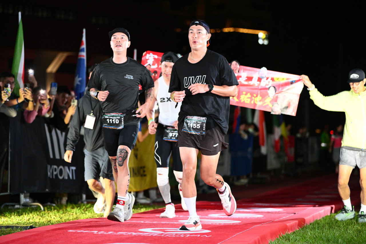 2026 Challenge Taiwan 精彩落幕！萬名鐵人跨世代挑戰 全齡運動風潮全面引爆，楊祐寧抵達終點照片。(圖/2026 Challenge Taiwan 提供)