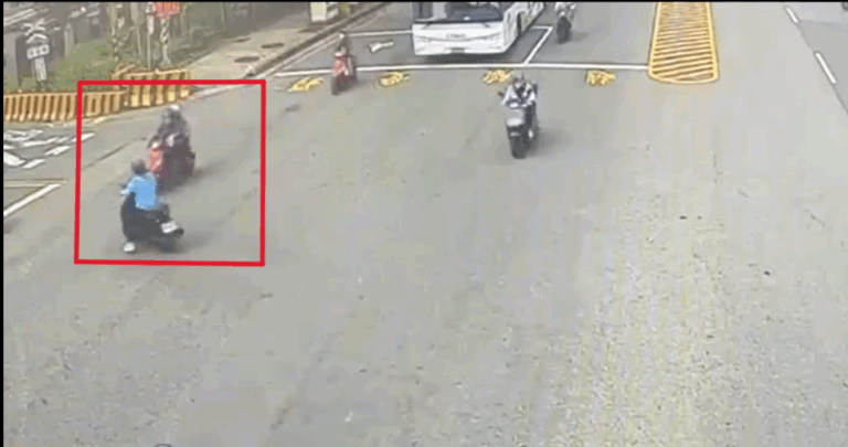 昨（22）日上午一名63歲吳女騎乘機車經中華路一段時，未因規定二段式左轉，與對向機車騎士79歲邱男發生擦撞。（記者翻攝）