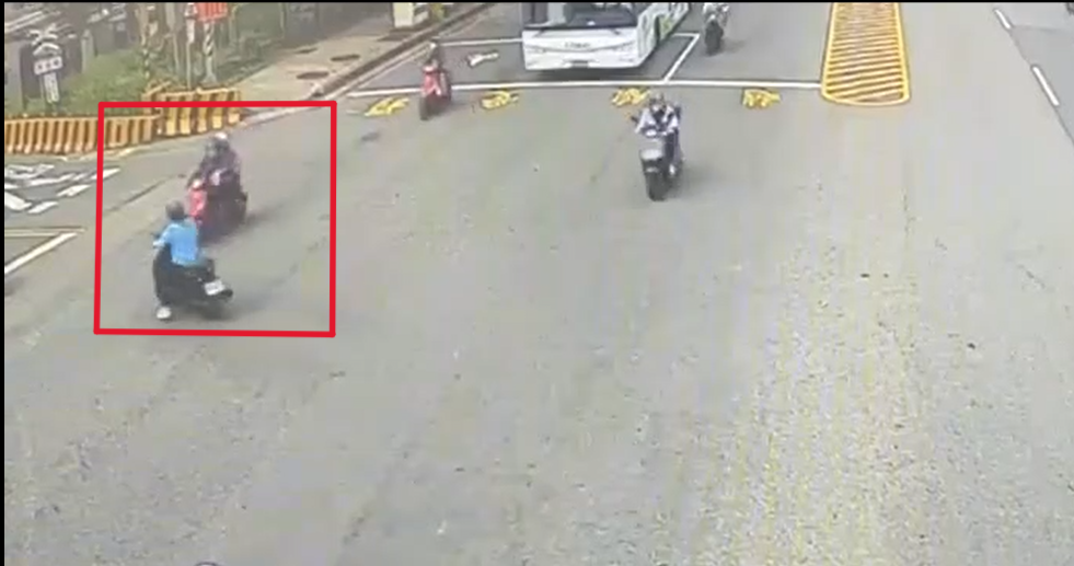 昨（22）日上午一名63歲吳女騎乘機車經中華路一段時，未因規定二段式左轉，與對向機車騎士79歲邱男發生擦撞。（記者翻攝）